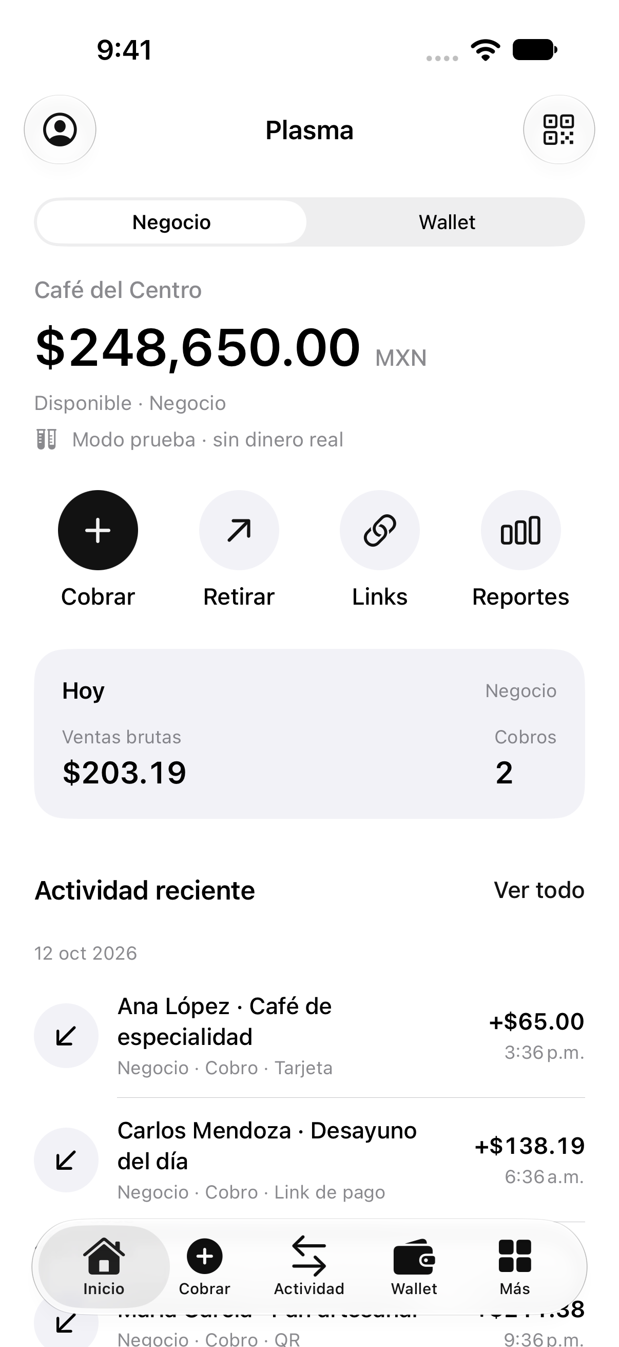 Captura real de Plasma para iPhone: saldo Negocio, accesos a Cobrar, Retirar, Links y Reportes, y actividad de prueba.